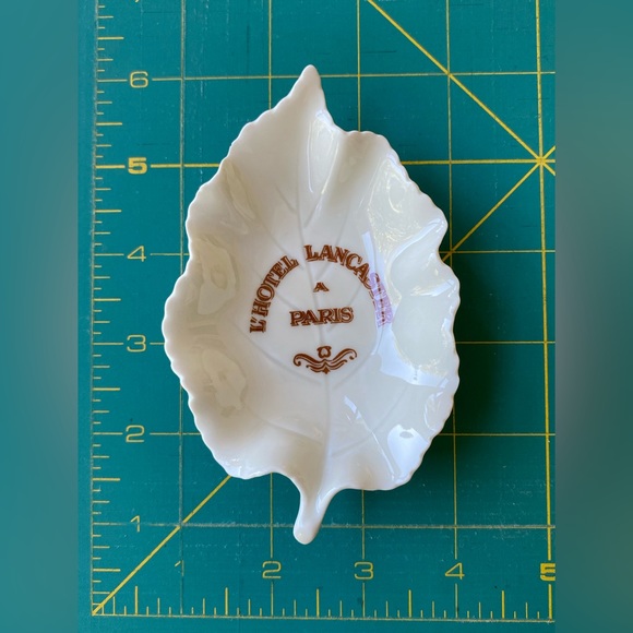 Fabrique Royals Limoges, France. Leaf Trinket Dish from L'HOTEL LANCASTER" PARIS - Picture 5 of 11